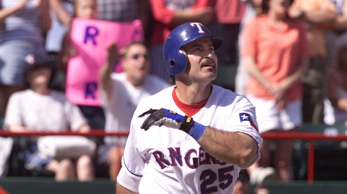 Rafael Palmeiro bateó 569 cuadrangulares con 1,835 impulsadas en su carrera de 20 temporadas en las Grandes Ligas.