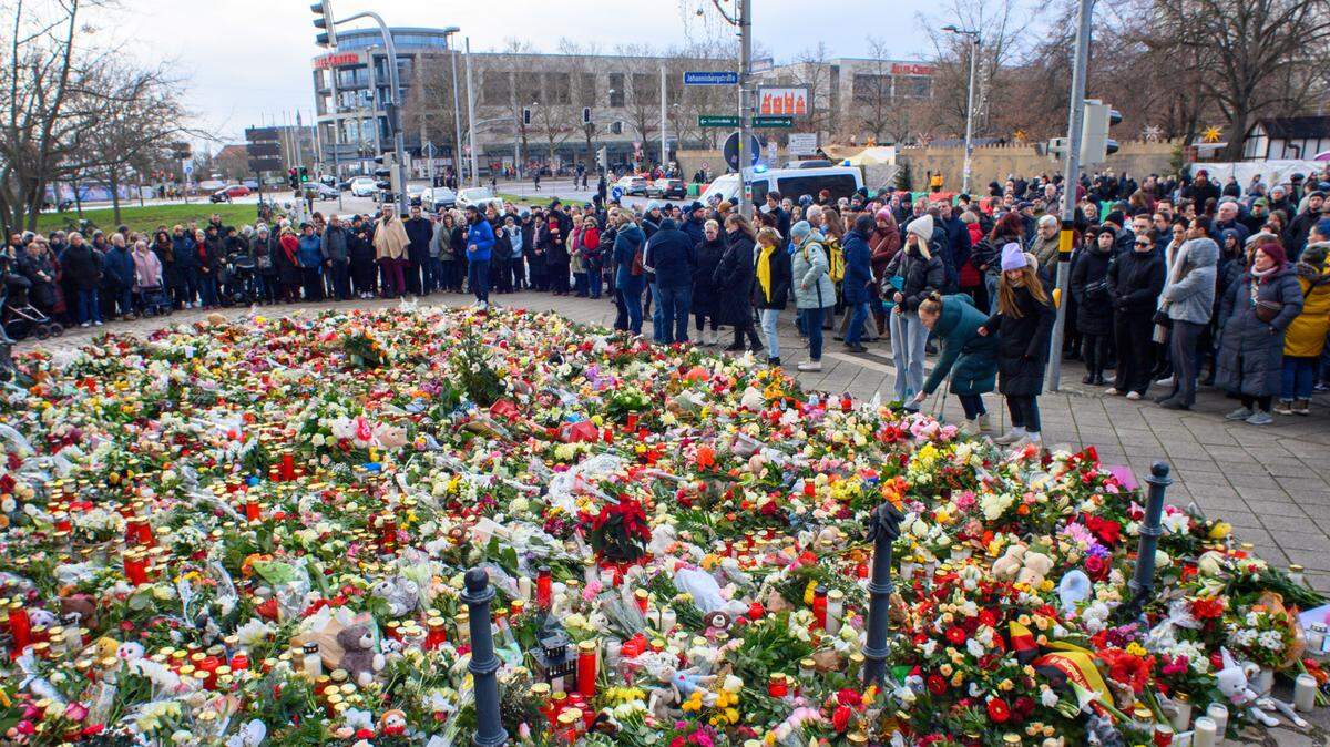 Cientos de personas se reúnen el domingo frente a la Iglesia de San José, en Magdeburgo, Alemania, para rendir tributo a las víctimas de un atropello mortal ocurrido el viernes.