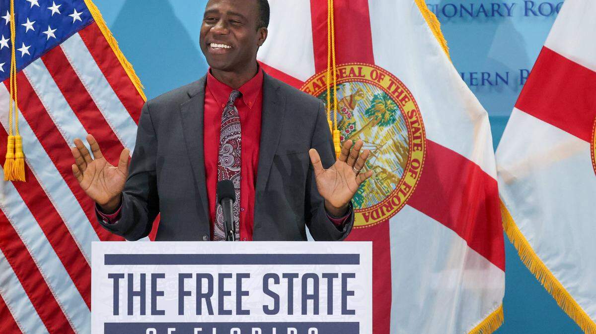 El secretario de Salud de Florida, Doctor Joseph Ladapo, habla a la prensa en Miami el pasado 6 de agosto.