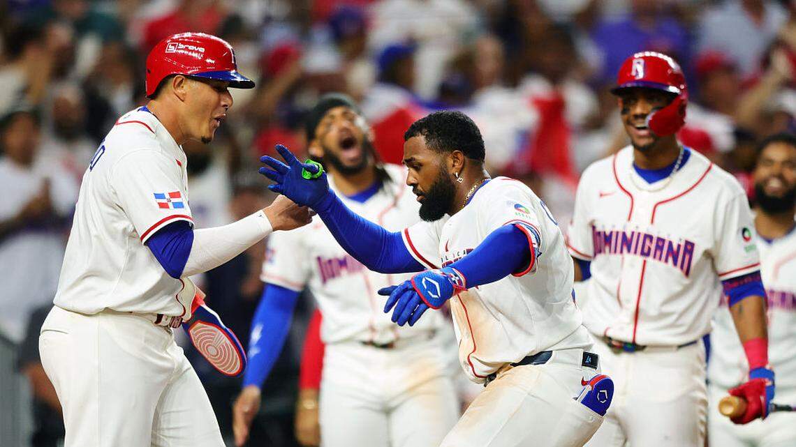 Junior Caminero (der.) celebra tras pegar un jonrón en el sexto inning ante Nicaragua, en el partido del Grupo D del Clásico Mundial de Béisbol celebrado el 6 de marzo de 2026 en Miami. 