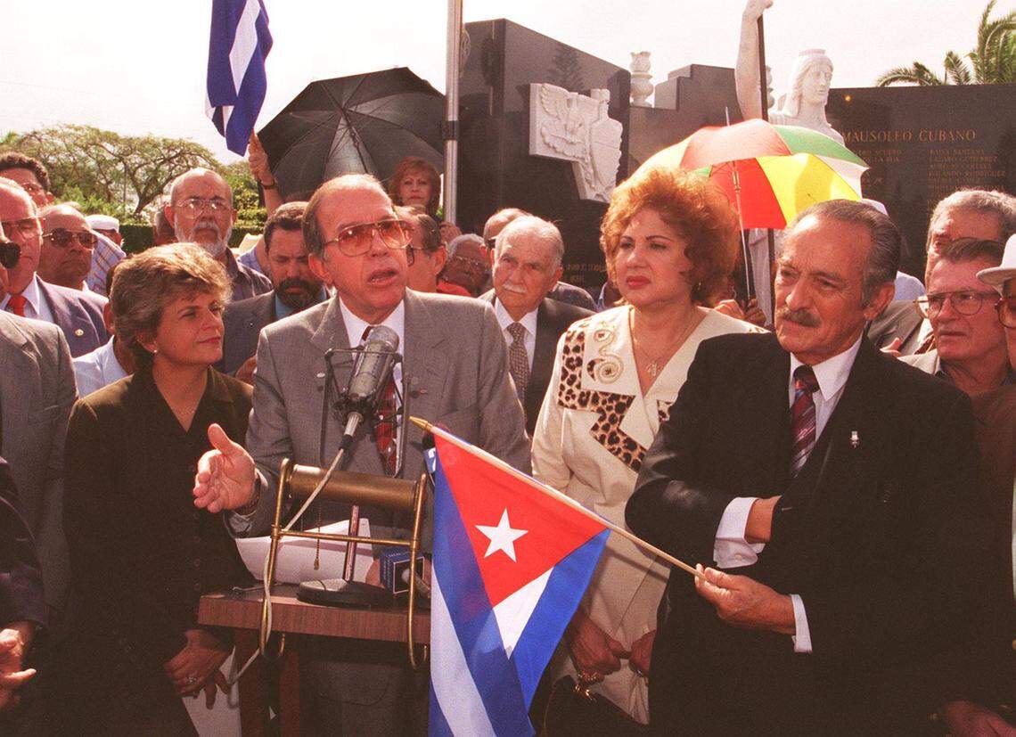 Armando Pérez Roura habla en una ceremonia en el 144 aniversario de la muerte de José Martí, en Graceland Cementery en Miami. Lo acompañan Ileana Ros Lehtinen, Martha Flores y Juan Amador Rodríguez