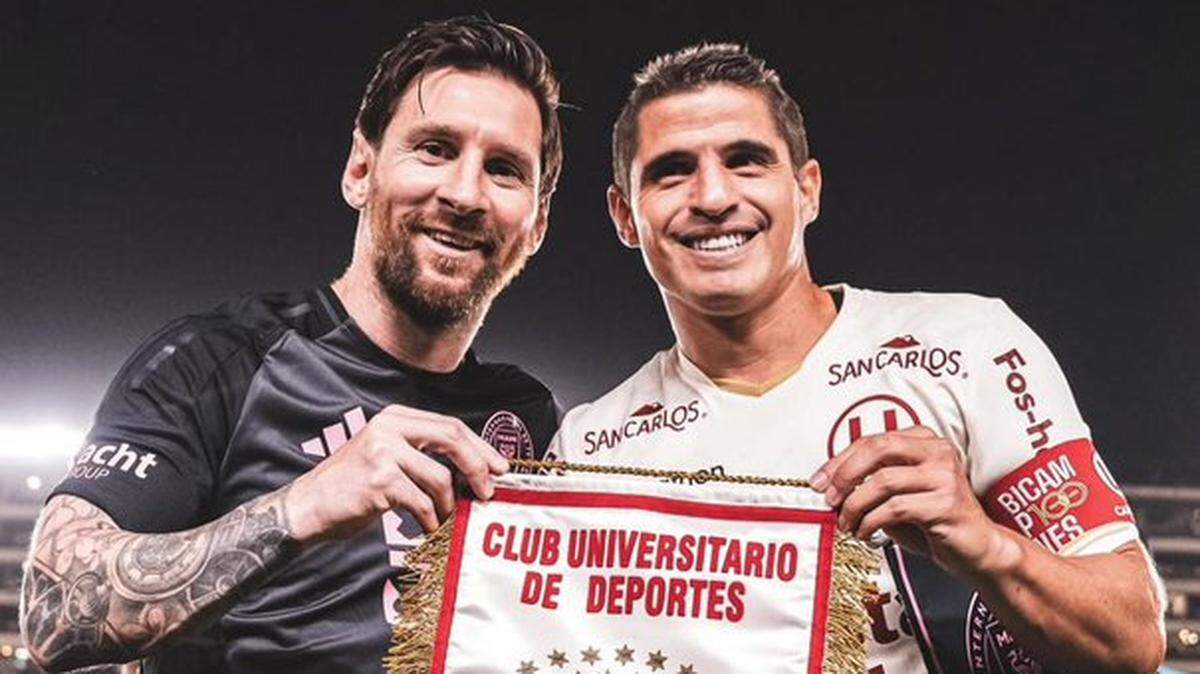 El capitán del Inter Miami Leo Messi posa con el capitán de Universitario. Tras empatar 0-0 el once de Messi se impuso en los penaltis.