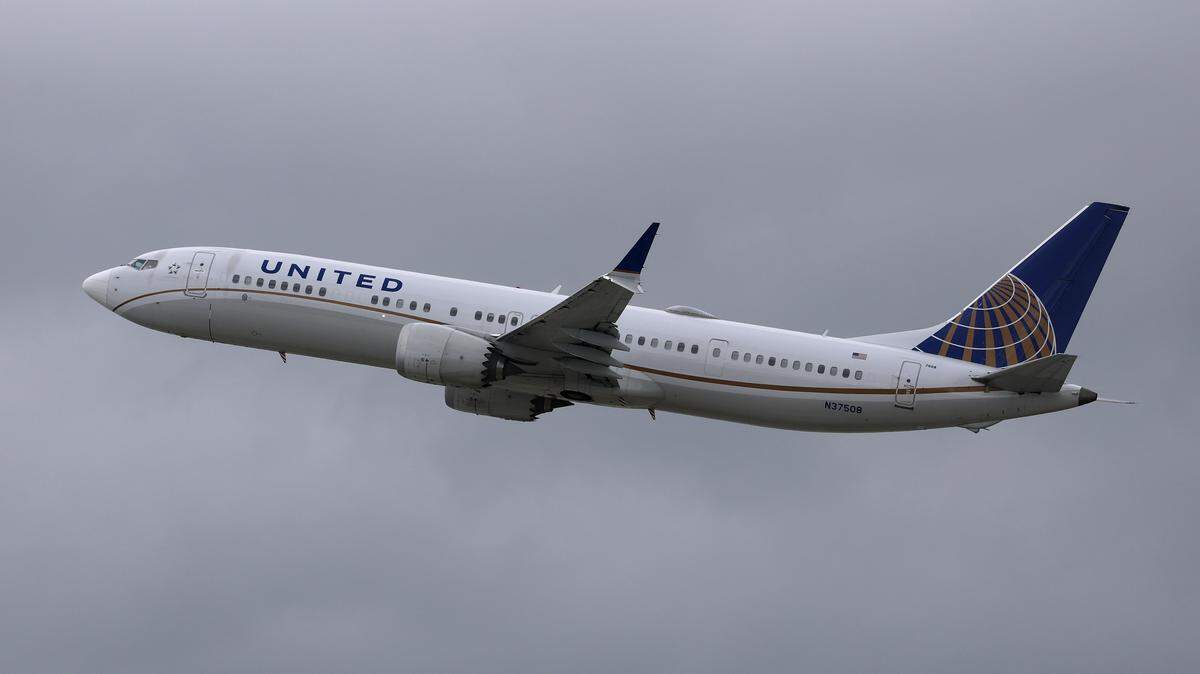 Un avión de United Airlines despega del Aeropuerto Internacional de Los Angeles el 21 de abril de 2026.