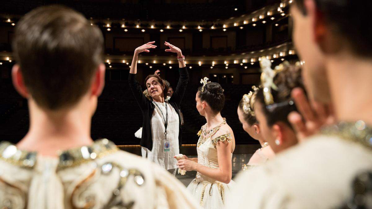 Lourdes López con los bailarines de MCB en un ensayo de “Jewels”, coreografía de George Balanchine.