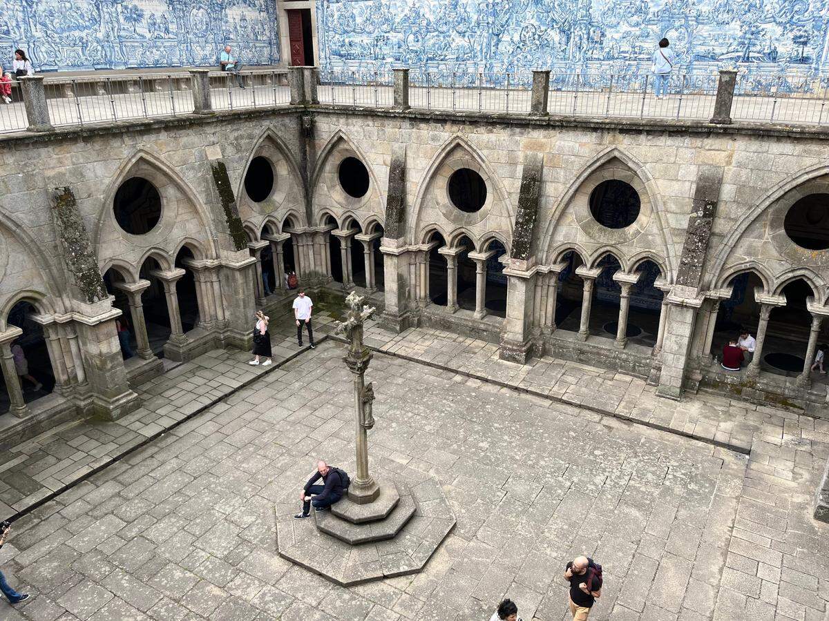 El claustro de la catedral, de estilo gótico, está adosado al lado sur del templo. Es uno de los lugares más llamativos de la catedral pues sus galerías están decoradas con los tradicionales azulejos portugueses.