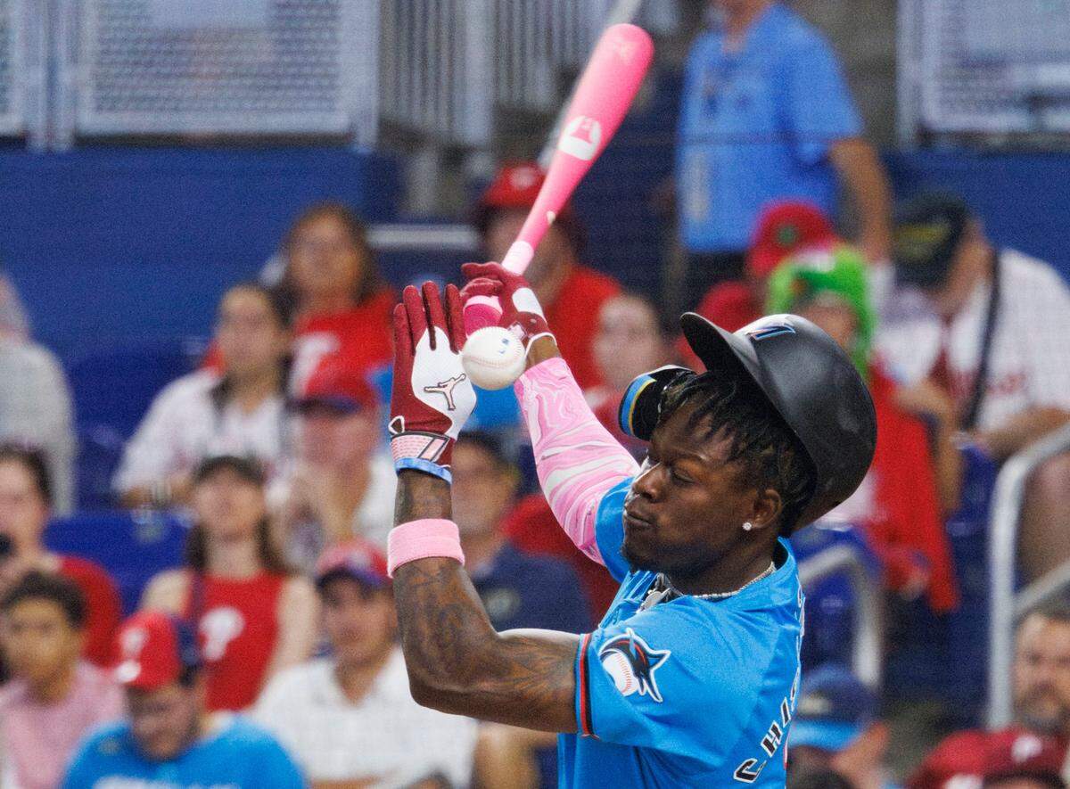 El jardinero de los Marlins Jazz Chisholm Jr. batea en el primer inning del partido ante los Filis de Filadelfia, celebrado el 12 de mayo de 2024 en Miami.