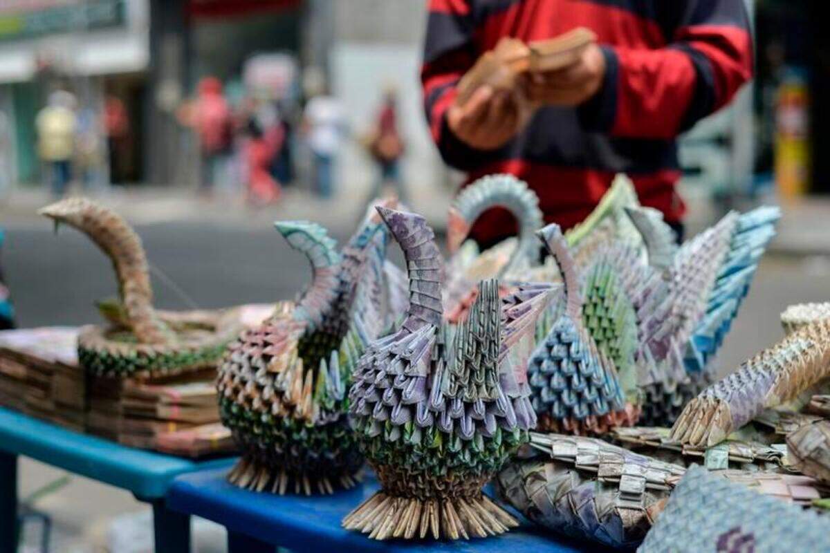 El bolívar solo sirve para hacer artesanías, al menos en la frontera con Colombia.