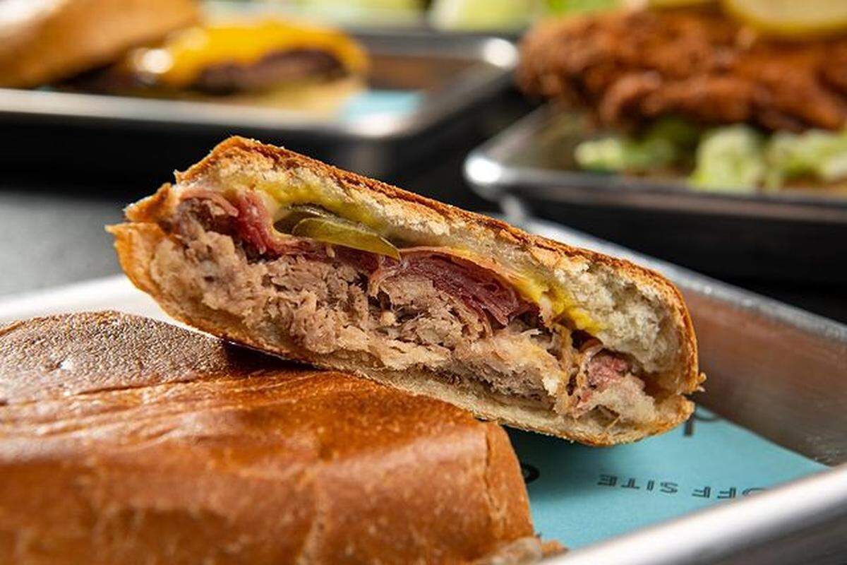 Off Site, una “nanocervecería” en Little River, con un menú que incluye un excelente sándwich cubano.