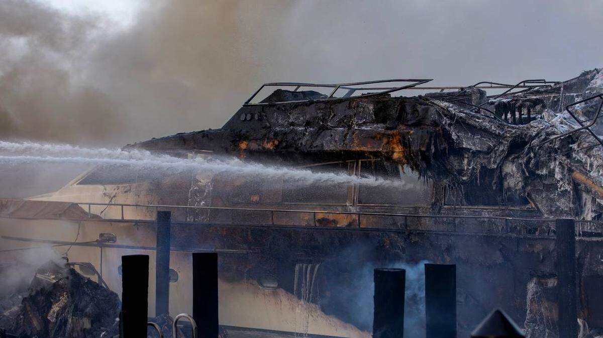 Un barco carbonizado en un muelle de Sunny Isles Beach. Los equipos de rescate de Miami-Dade y Miami Fire Rescue respondieron a varios incendios de barcos la madrugada del viernes 6 de junio, detrás de un condominio de gran altura ubicado en el 400 Sunny Isles Boulevard. Seis barcos resultaron quemados en los incendios, entre ellos una embarcación de 90 pies, informaron las autoridades. 