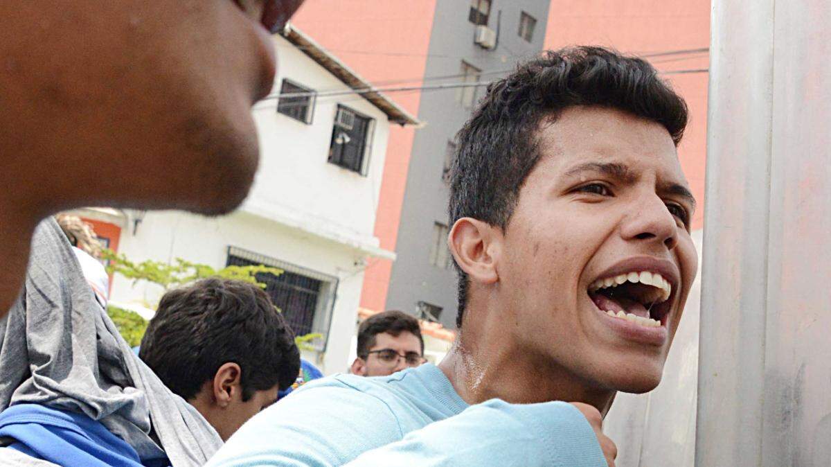 Un activista de la oposición se enfrenta con oficiales de la Guardia Nacional Bolivariana en San Cristóbal el 26 de octubre de 2016. 