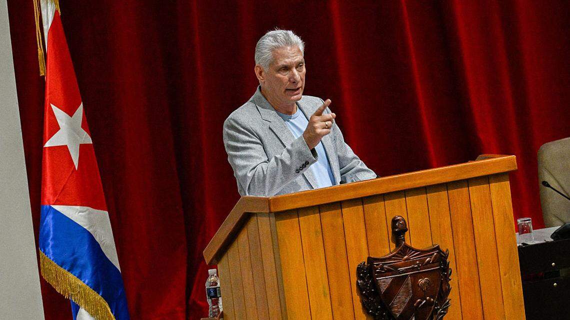 El gobernante de Cuba, Miguel Díaz-Canel, da un discurso de bienvenida a los participantes de una flotilla de barcos que trajeron ayuda humanitaria a la isla, el 20 de marzo de 2026, en La Habana.