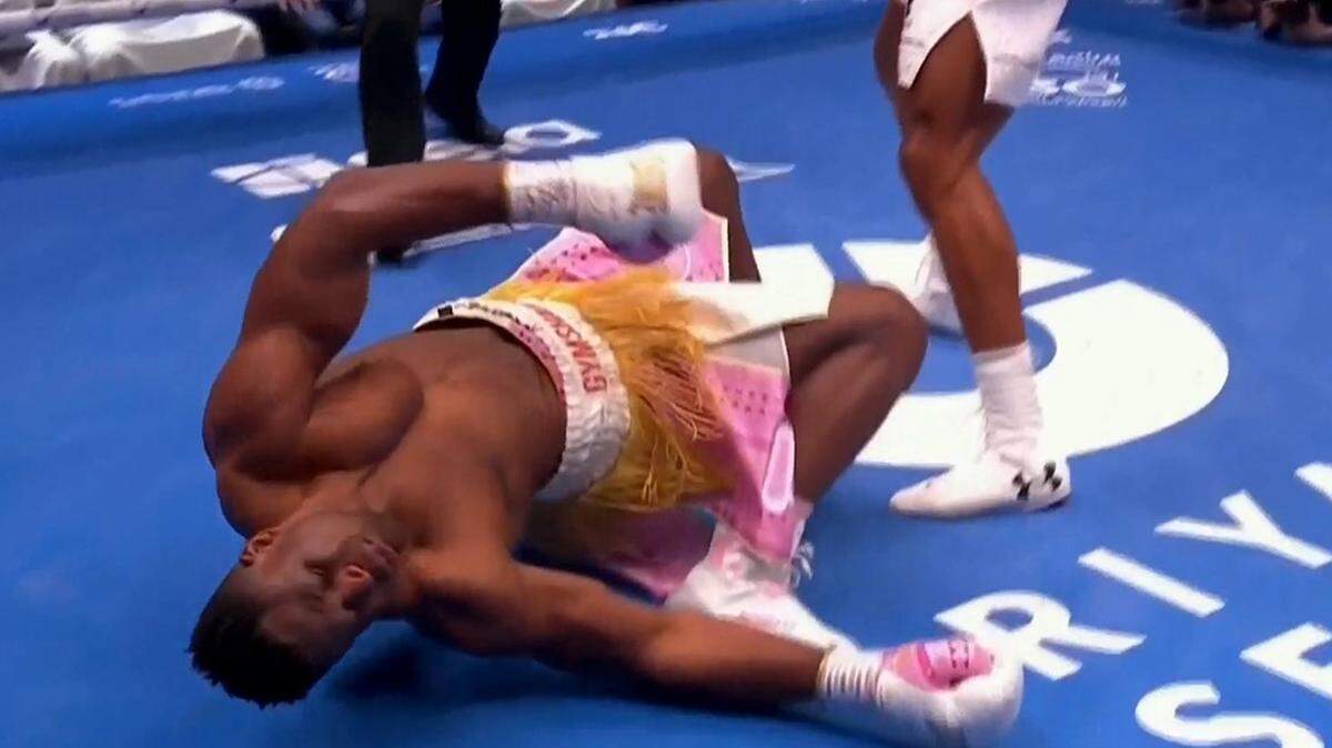 Anthony Joshua tomó nota. El gigante inglés no cayó en la misma trampa de su compatriota Tyson Fury y con toda la seriedad del mundo destruyó la amenaza que significaba el poder de Francis Ngannou, para establecer el orden del boxeo en el peso completo.