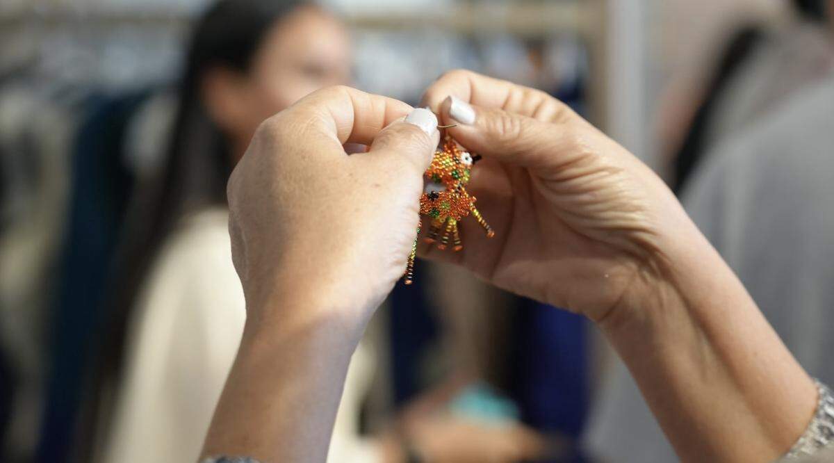 Podrán apreciarse piezas únicas de más de 70 artesanos de 32 departamentos de Colombia que van desde joyería y bisutería, hasta hogar, moda, decoración y accesorios. 