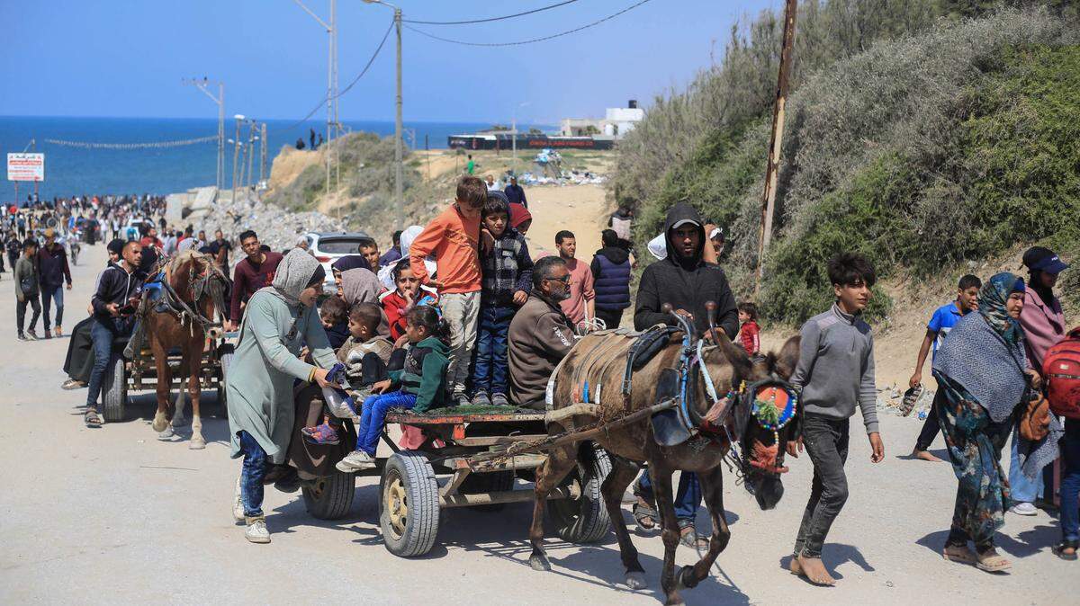 Cientos de palestinos desplazados caminan por la costa de Rashid para regresar a Ciudad Gaza, el domingo 14 de abril de 2024.