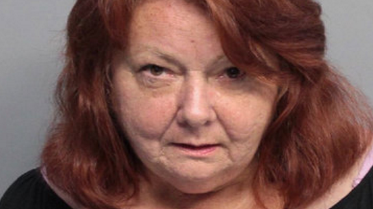 Un juez de Florida impuso una fianza de dos millones de dólares a Tamarra Nichols, de 67 años, que desde hace 30 acosa a un médico con llamadas telefónicas y con apariciones en su clínica, informaron este viernes medios locales.
