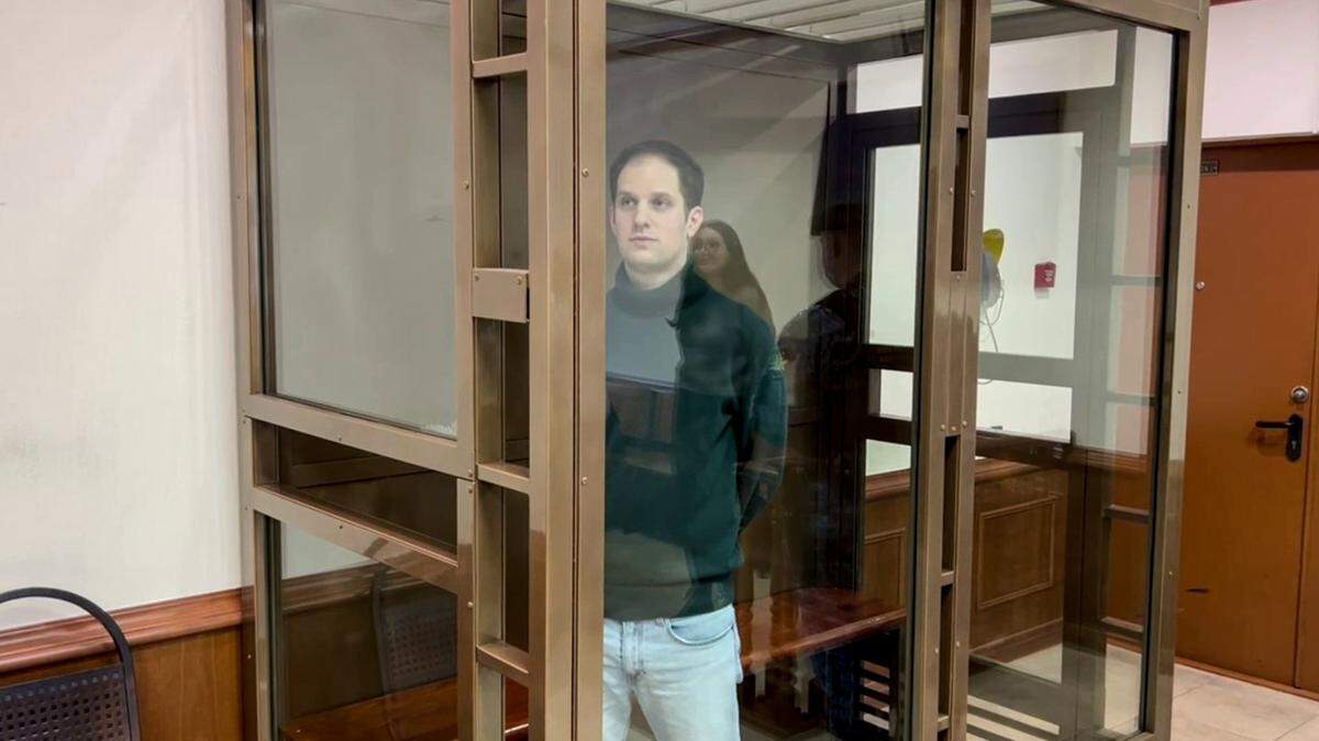El juicio contra el periodista estadounidense Evan Gershkovich, acusado de haber recabado informaciones para la CIA en una fábrica de tanques rusos y encarcelado desde hace más de un año, empezará el 26 de junio en Ekaterinburgo, en el centro de Rusia.