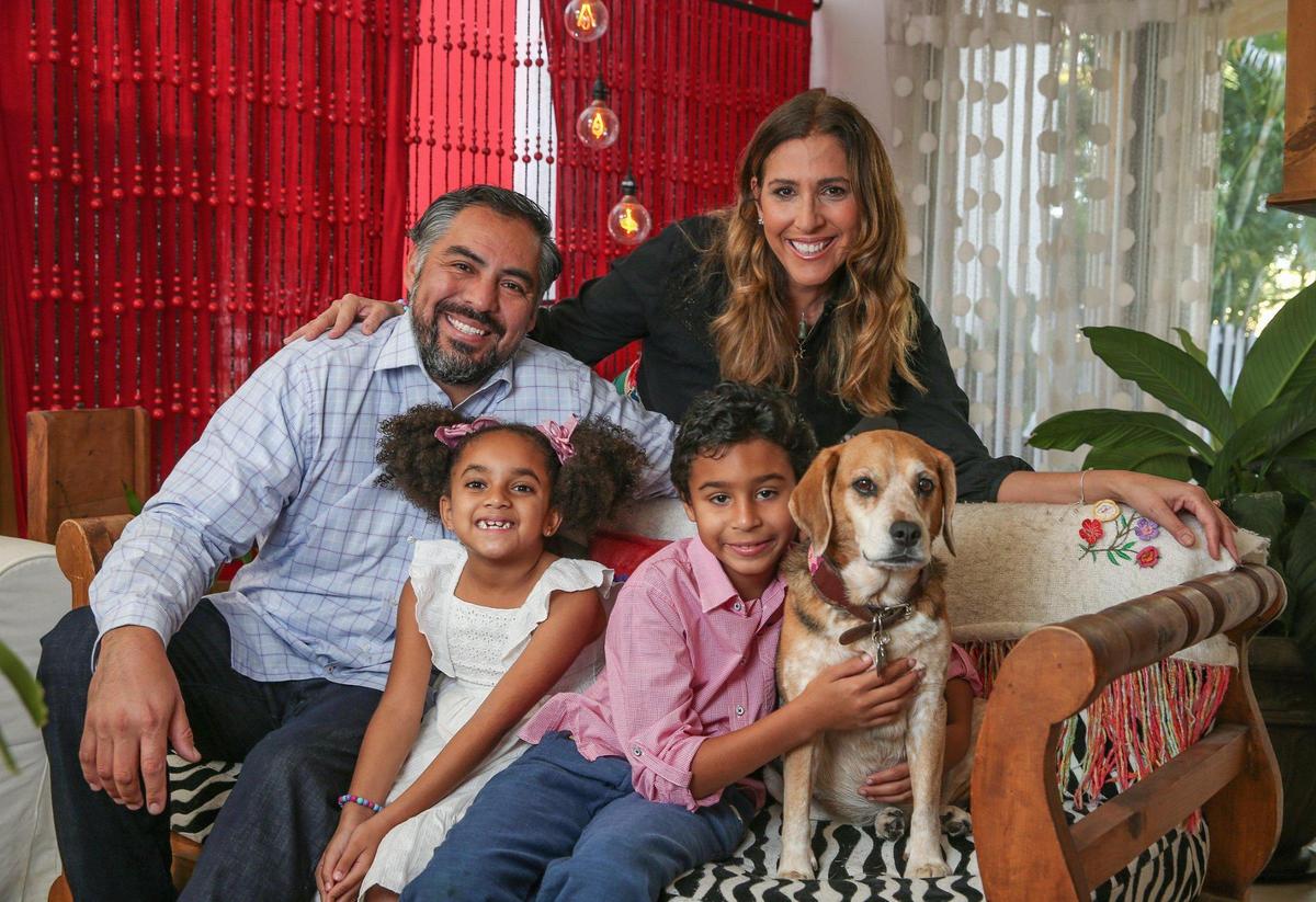 Xiomara González-Govea acompañada por su esposo, Emmanuel Cabrera Muñoz, y sus hijos adoptivos Kamilah y Nikolas, de 7 y 9 años respectivamente, y su mascota Xaika, el 4 de febrero de 2022 en su vivienda en Doral.