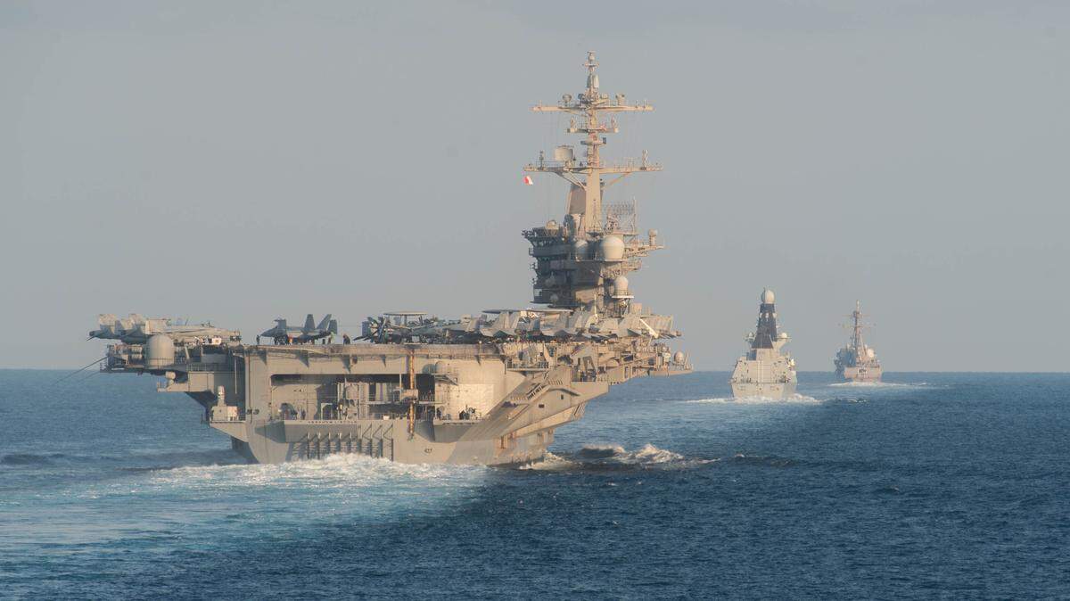 En esta imagen distribuida por la Marina de Estados Unidos, el portaviones USS Abraham Lincoln (CVN 72), a la izquierda, el destructor de defensa aérea de la Marina Real británica HMS Defender (D 36) y el destructor lanzamisiles USS Farragut (DDG 99) transitan el estrecho de Ormuz el 19 de noviembre de 2019.