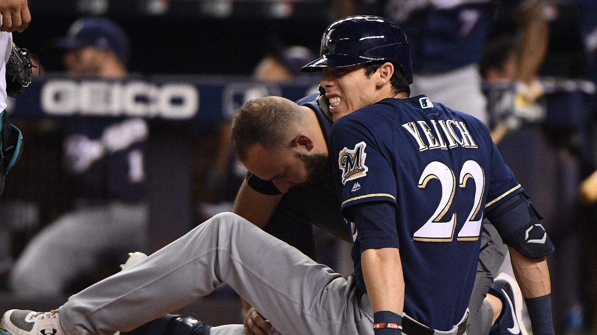 Christian Yelich se pierde el resto de la temporada debido a una fractura en la rodilla derecha en la misma primera entrada del partido ante los Marlins, el 10 de septiembre de 2019 en Miami.