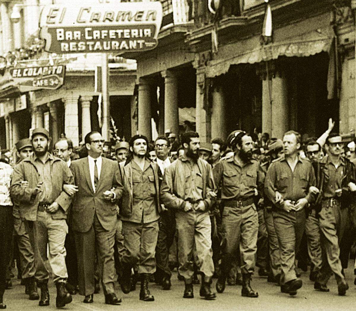 Fidel Castro; Osvaldo Dórticos; Ernesto “Che” Guevara; Augusto Martínez-Sánchez; Antonio Núñez-Jimenez; William Morgan y Eloy Gutiérrez Menoyo, en el funeral de las víctimas de la explosión de La Coubre, en marzo de 1960. (AP Photo)