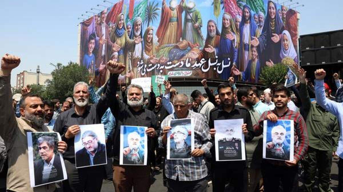 Iraníes sostienen retratos del científico nuclear Fereidun Abbasi (izq.), el jefe del Estado Mayor de las Fuerzas Armadas de Irán, general Mohammad Bagheri (3-der.), el científico nuclear Mohammad Mehdi Tehranchi (3-izq. y der.) y el jefe del Cuerpo de la Guardia Revolucionaria Islámica (CGRI) Hossein Salami (2-der.) que murieron en ataques aéreos israelíes, durante una protesta en Teherán, Irán, el 13 de junio de 2025. Israel lanzó ataques contra Irán a principios del 13 de junio, matando a importantes figuras militares, incluidos los jefes del Estado Mayor de las Fuerzas Armadas Mohammad Bagheri y el comandante en jefe del Cuerpo de la Guardia Revolucionaria Islámica (CGRI) Hossein Salami, confirmaron ambos países. Los ataques fueron parte de la Operación León Ascendente, dijo el primer ministro israelí, Netanyahu, y agregó que el programa nuclear de Irán representa una amenaza para “la supervivencia misma de Israel”.