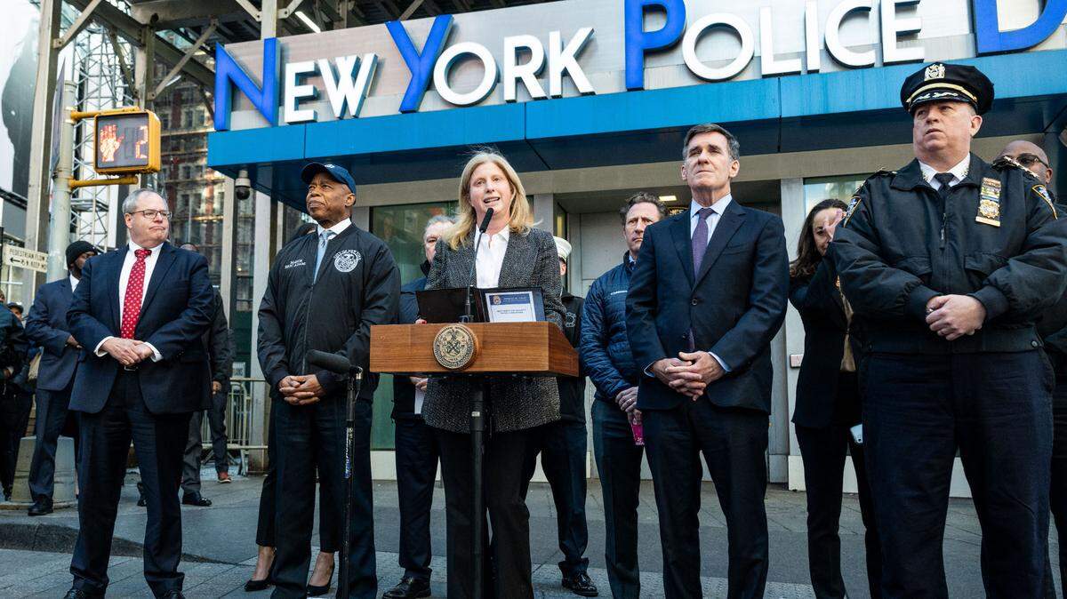 La comisionada de la Policía de la Ciudad de Nueva York, Jessica Tisch, el lunes ofrece una conferencia de prensa junto a otras autoridades de la ciudad, sobre las medidas de seguridad para Times Square durante la celebración del Año Nuevo.