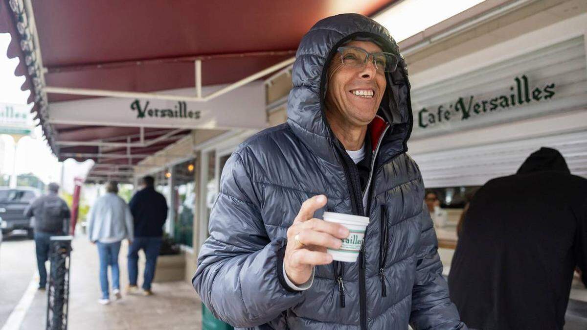 Andrés Lozano se va feliz del restaurante Versailles Cuban Cuisine con un café en la mano cuando las temperaturas cayeron a los 40 grados en Miami, el 24 de enero de 2025.