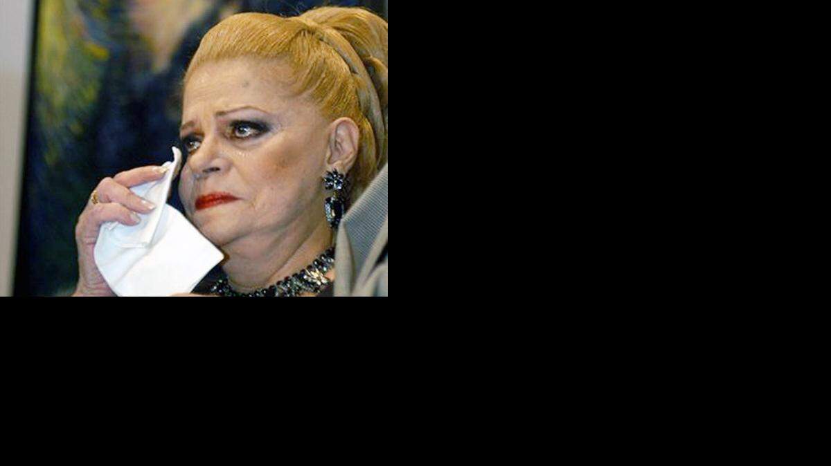 En esta fotografía del 28 de marzo de 2003, la actriz cubana Ninón Sevilla enjuga sus lágrimas después de recibir el premio "José María Heredia" por mejor actriz de cine y televisión en la Ciudad de México.  MARCO UGARTE FOTO AP