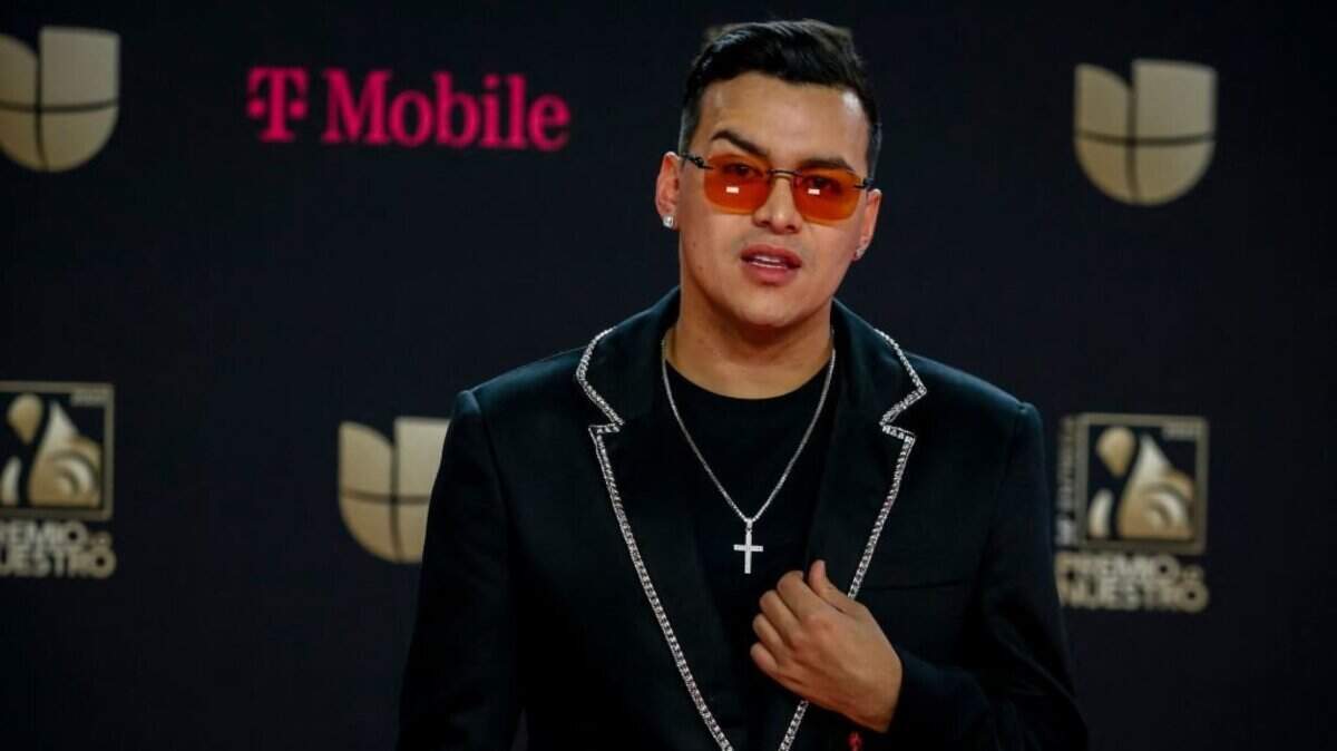El cantante colombiano Yeison Jiménez, uno de los principales exponentes de la música popular del país, murió este sábado al accidentarse la avioneta en la que viajaba en una zona rural del departamento de Boyacá (centro). 
