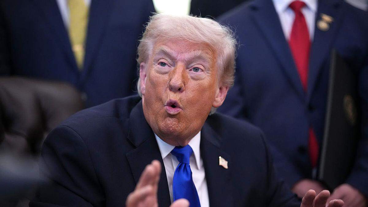 Nuevos documentos publicados el jueves revelan que el presidente estadounidense, Donald Trump, estuvo implicado en una serie de transacciones financieras vinculadas a grandes empresas estadounidenses en 2026.