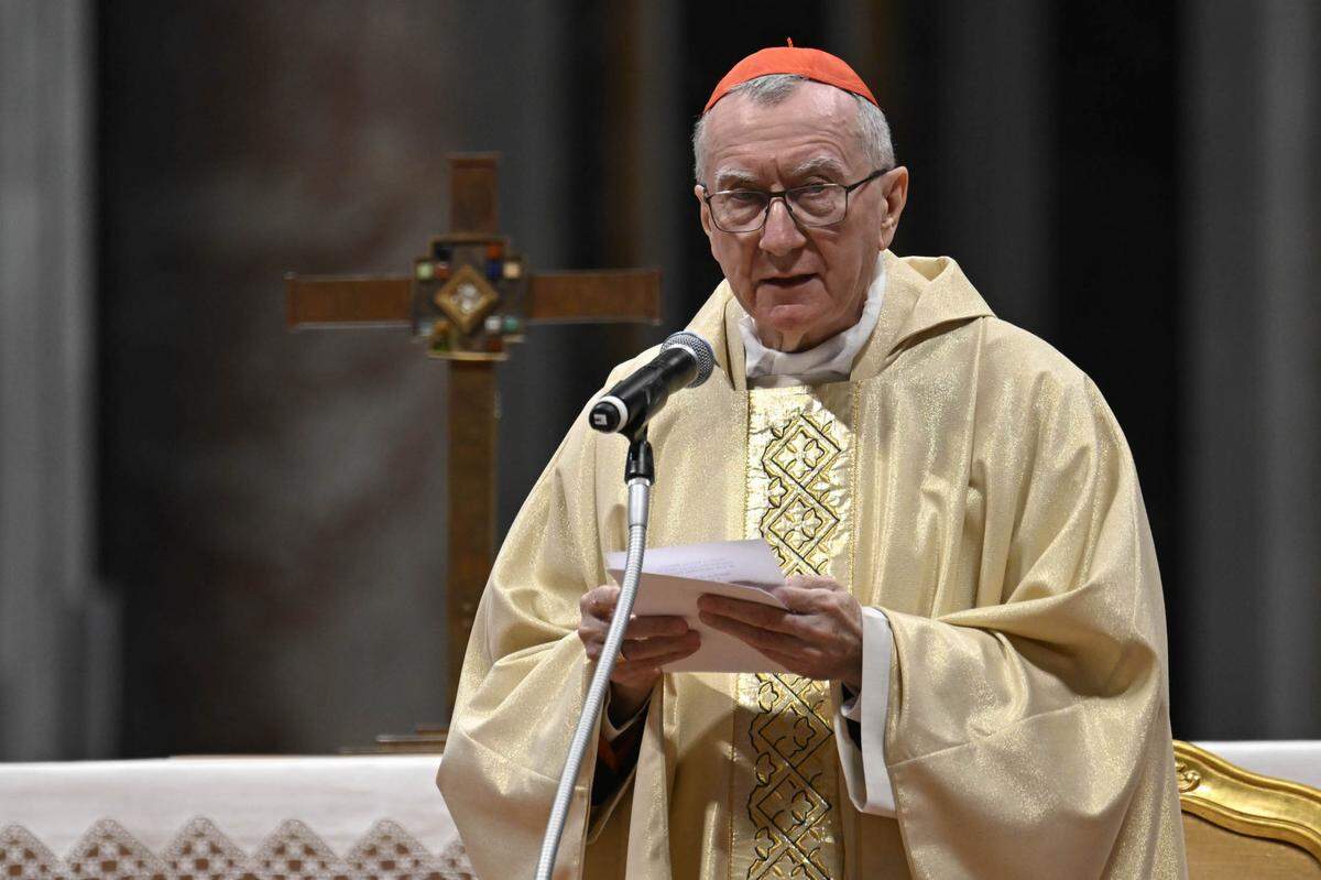 El cardenal Pietro Parolini asiste a la santa misa por el vigésimo aniversario de la muerte de San Juan Pablo II en la Basílica de San Pedro en la Ciudad del Vaticano, el 2 de abril del 2025.
