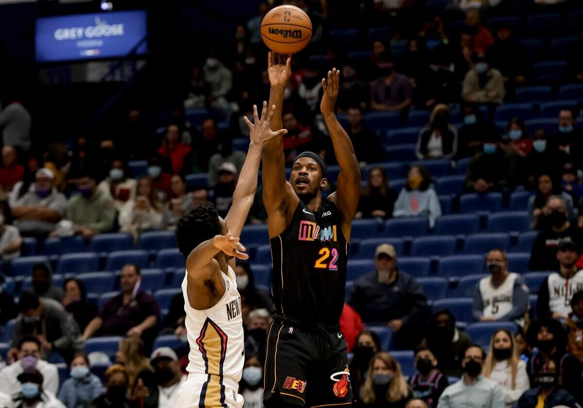 El jugador del Heat Jimmy Butler tira al aro ante la marca de Herbert Jones, de los Pelicans, en el partido celebrado el 10 de febrero de 2022 en New Orleans.