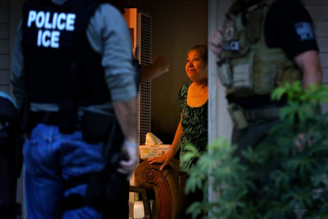 Agentes de la Policía de Inmigración y Aduanas (ICE) buscan a un extranjero en la casa de su madre en Riverside, California, en el 2015.