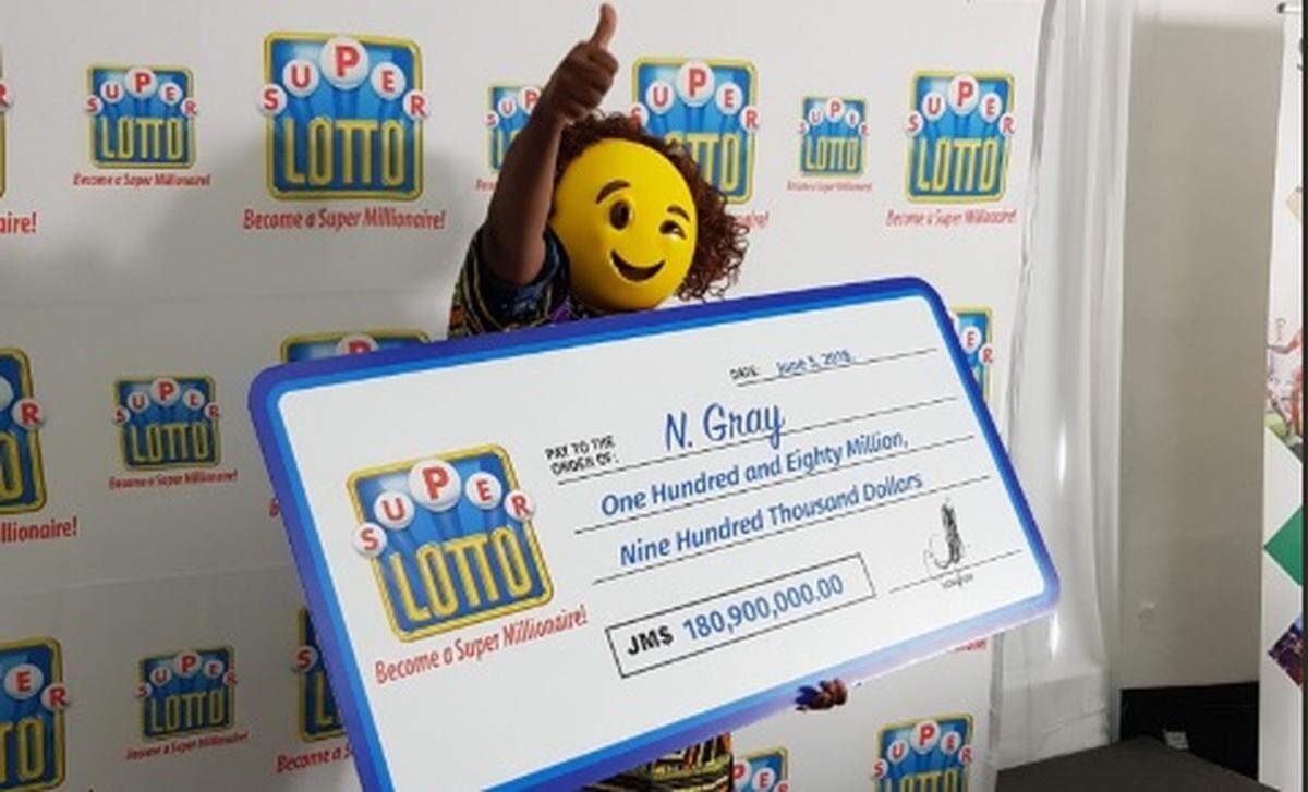 La mujer celebra tras haberse ganado el Super Lotto de Jamaica.
