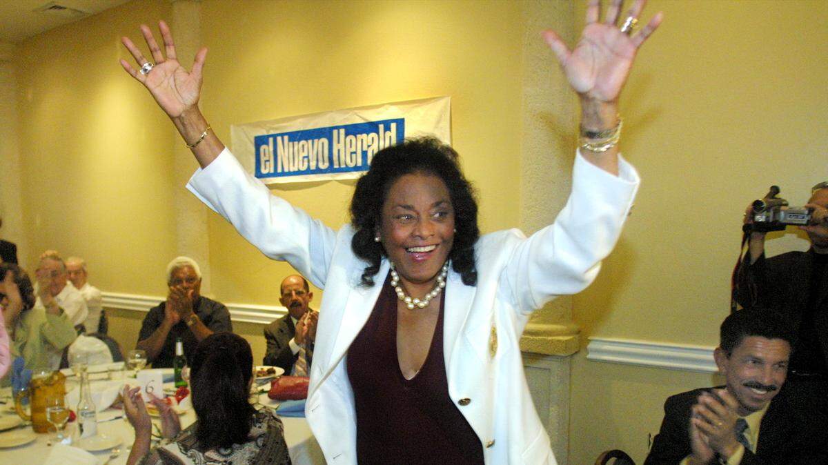 Bertha Díaz reacciona tras ser nombrada para ingresar en el Salón de la Fama del Deporte Cubano en Miami, el 16 de marzo del 2003.