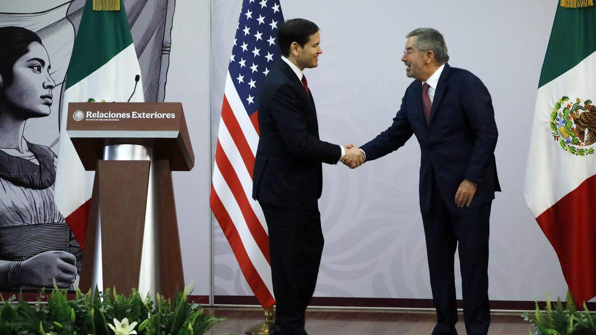 El secretario de Estado de EEUU, Marco Rubio (izq.), y el ministro de relaciones exteriores de México, Juan Ramón de la Fuente, se saludan antes de ofrecer una conferencia de prensa el miércoles, 3 de septiembre de 2025, en Ciudad de México.