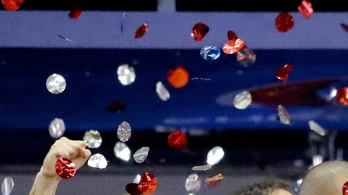 El portugués Cristiano Ronaldo sostiene el trofeo al final del partido de fútbol durante la final de la Eurocopa 2016 entre Portugal y Francia en el Stade de France en Saint-Denis, al norte de París, el domingo, 10 de julio de 2016. 