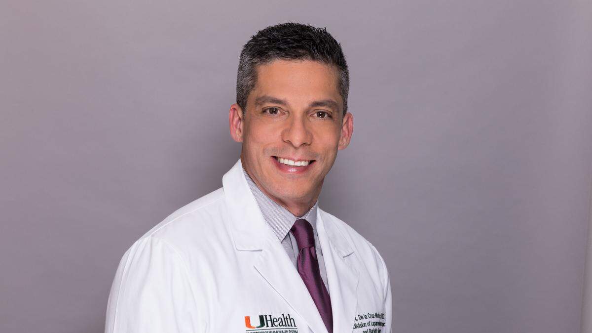 El Dr. Néstor de la Cruz-Muñoz, Jefe de la División de Cirugía Bariátrica y Laparoendoscópica en el Sistema de Salud de la Universidad de Miami.