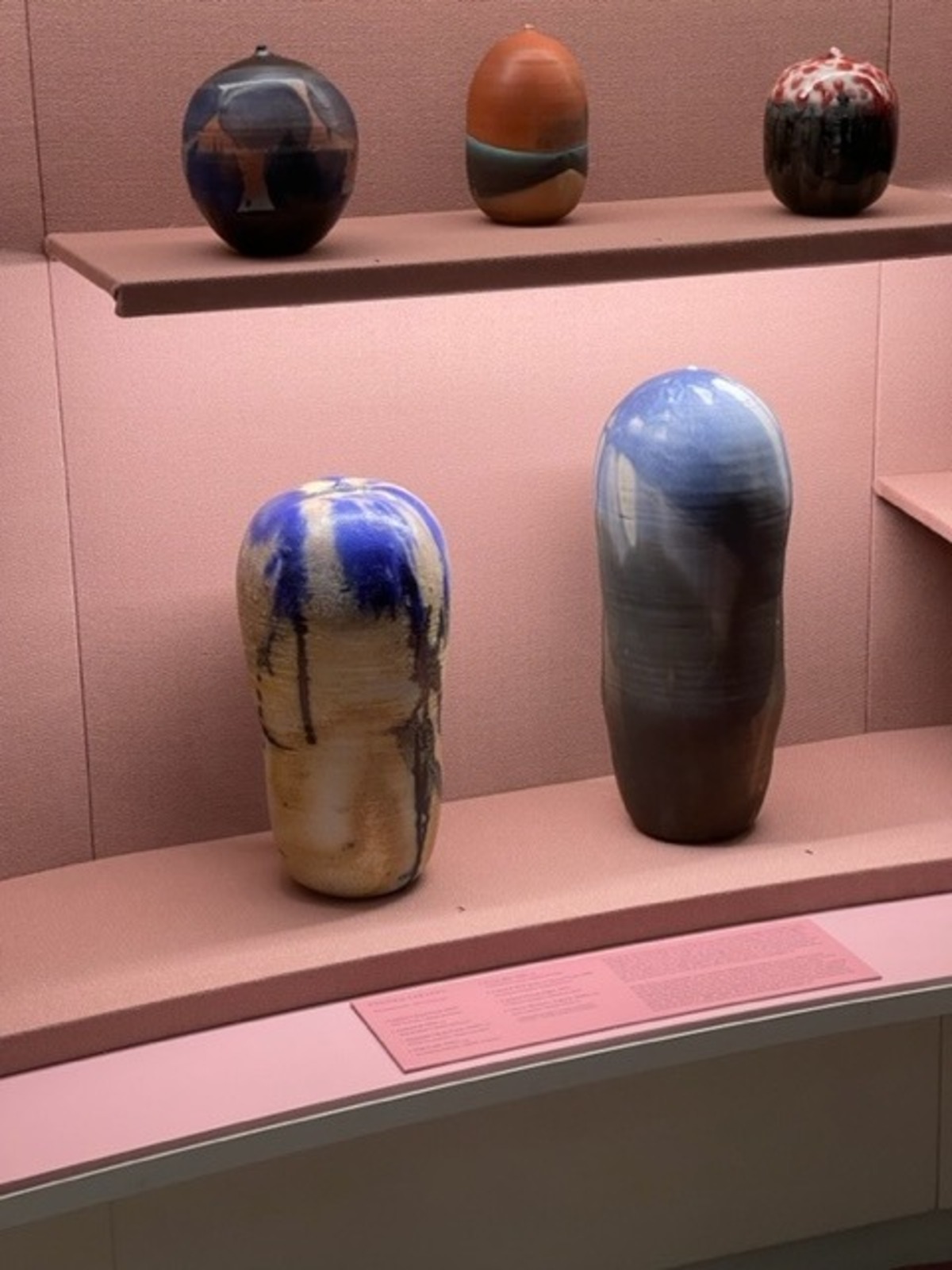 Piezas de Toshiko Takaezu expuestas en la Bienal de Venecia.