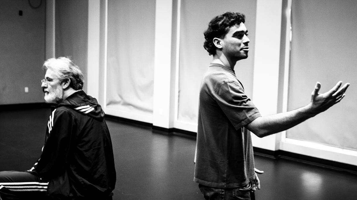 Los actores Juan David Ferrer y Roly Guardado en un ensayo de “Alita de mosca”, de Rafael Nofal, bajo la dirección de José Manuel Domínguez y la producción de Antihéroes Project.