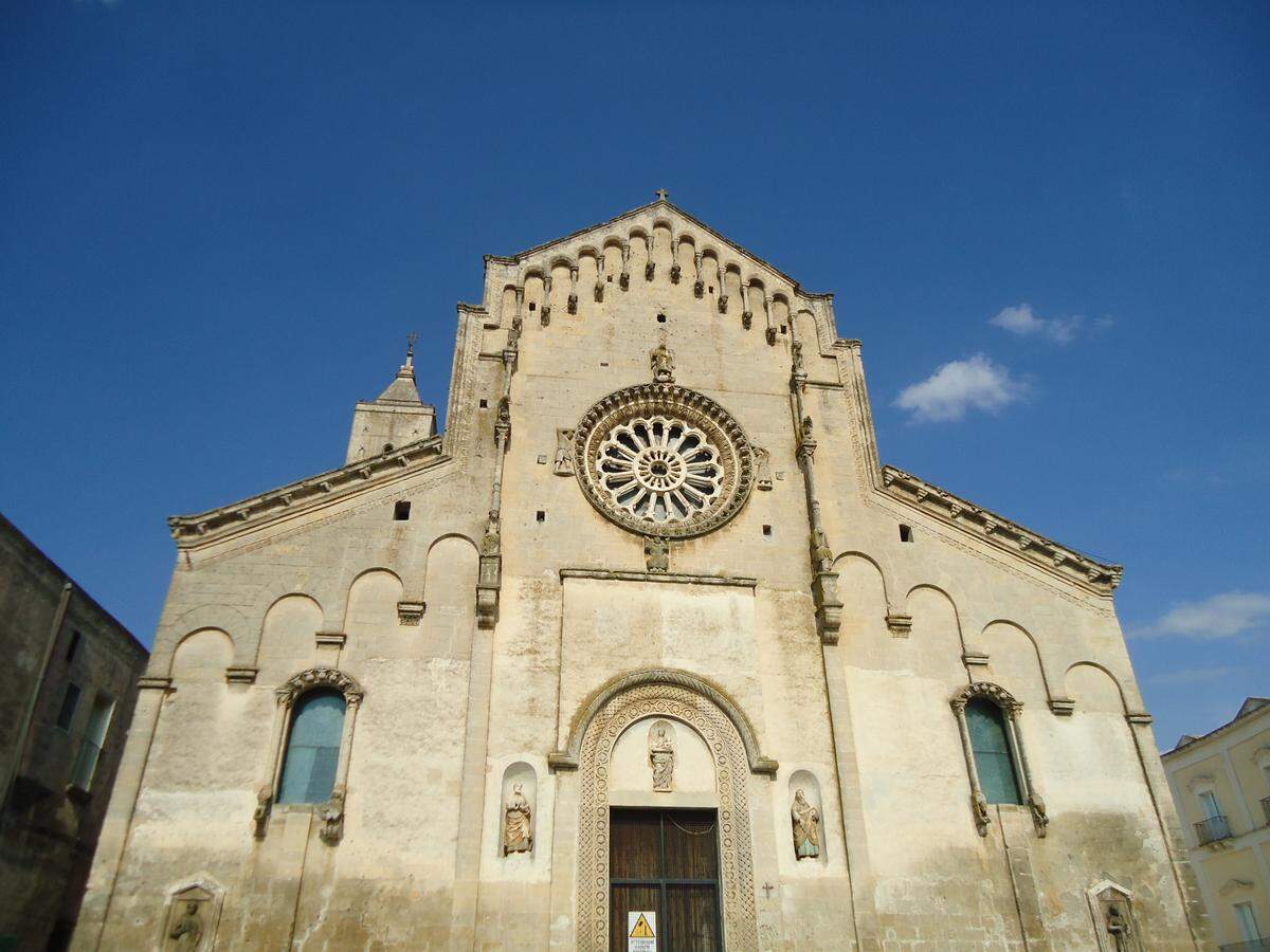Catedral Santa María de la Bruna, en estilo románico apuliano, data del siglo XIII.