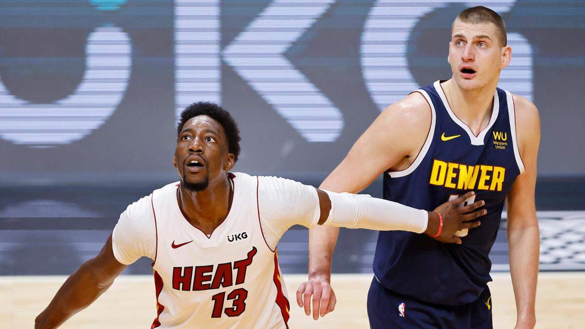 El centro del Heat Bam Adebayo (izq.) y el jugador de los Nuggets Nikola Jokic luchan por un rebote en el partido celebrado el 27 de enero de 2021 en Miami.