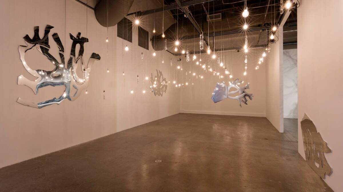 ‘Tracing the Red Thread’, Instalación de Mira Lehr en el Museum of Contemporary Art North Miami.