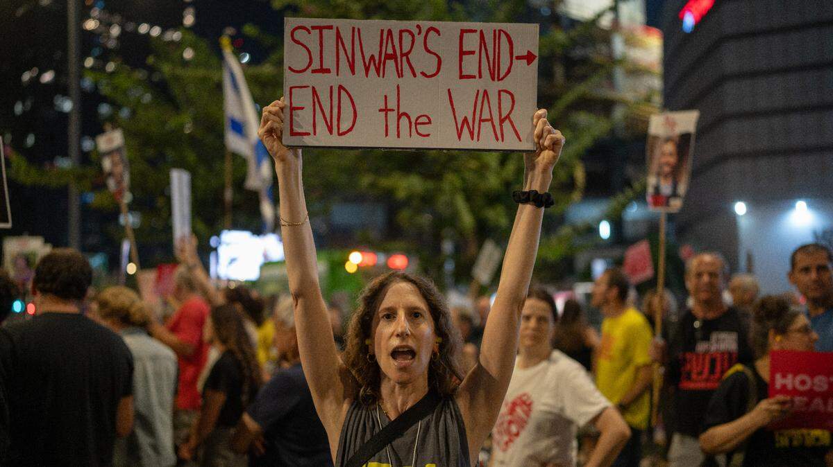 Una mujer sostiene una pancarta que dice “Con el fin de Sinwar, pongamos un fin a la guerra”, durante una protesta en solidaridad con los rehenes que tiene Hamás en Gaza, el jueves 17 de octubre de 2024, en Tel Aviv, Israel.