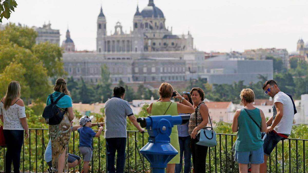 Catedral de la Almudena desde los jardines del Templo de Debod, en Madrid, en una agradable mañana veraniega.