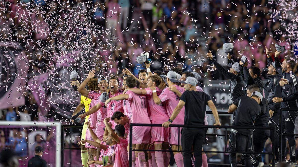 Los jugadores del Inter Miami celebran con el trofeo tras ganar la final de la Conferencia Este de la MLS al derrotar a New York City FC, en el partido efectuado el sábado 29 de noviembre de 2025 en el Chase Stadium, en Fort Lauderdale, Florida.
