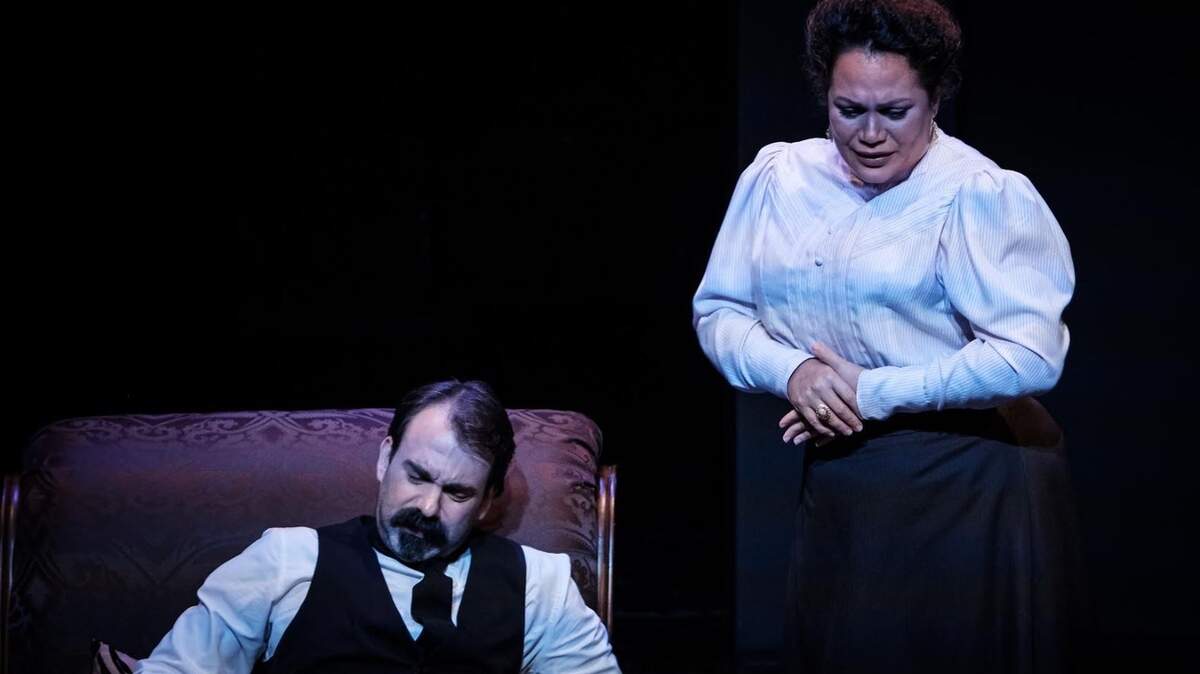 Caleb Casas en el papel de José Martí y Rachel Pastor como Carmen Miyares en “Hierro”, bajo la dirección del propio autor de la obra, Carlos Celdrán. 
