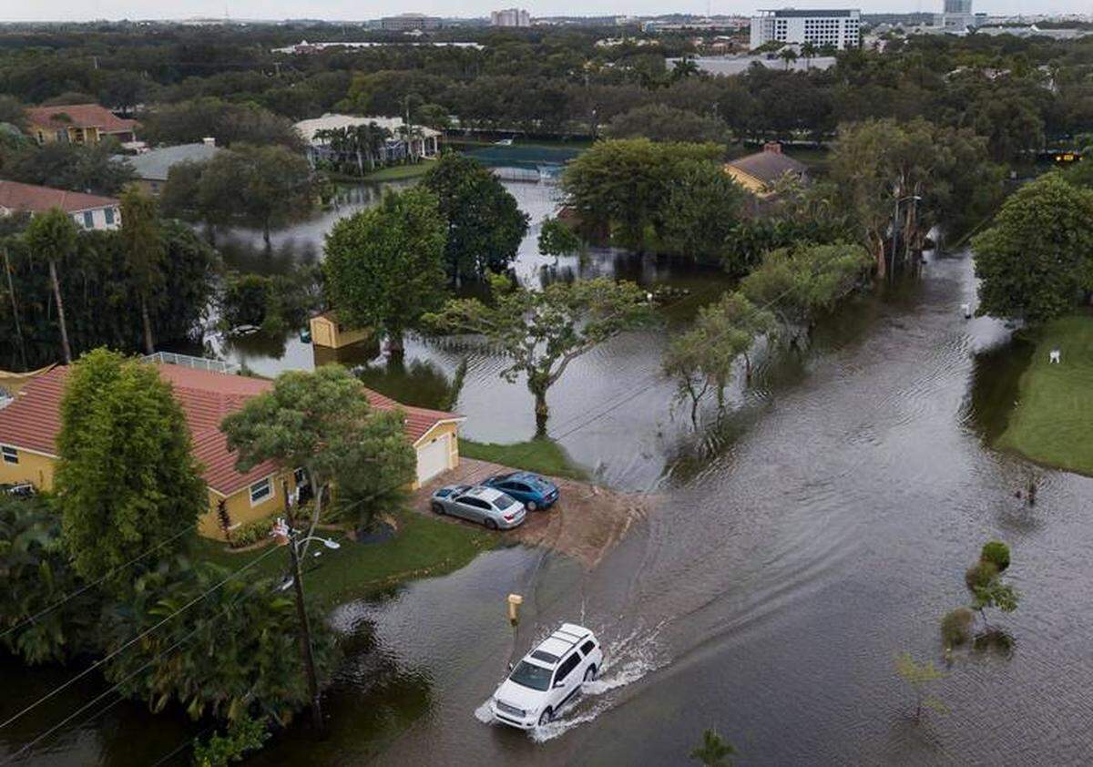 Un auto se desplaza por una zona inundada de Plantation, Florida, el 9 de noviembre de 2020. La tormenta tropical Eta afectó el sur de la Florida esa semana.