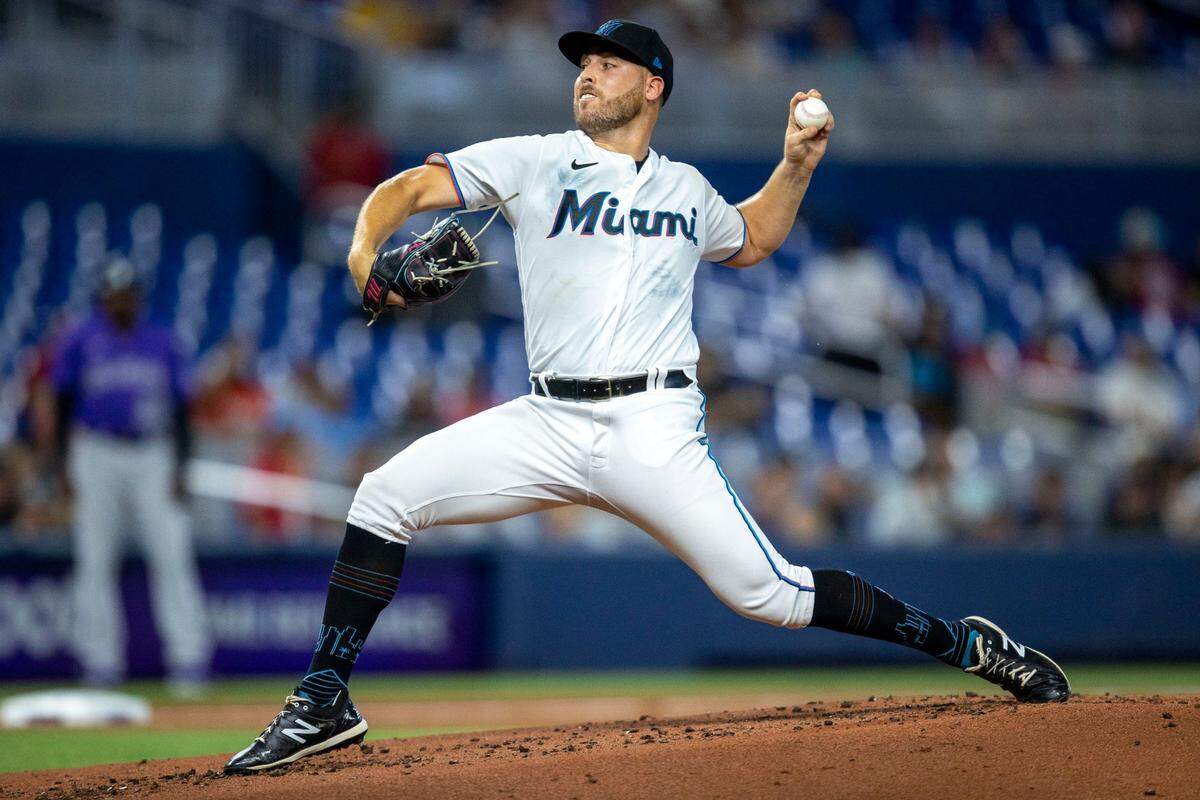 El abridor de los Marlins Daniel Castano lanza en el primer inning del partido ante los Rockies de Colorado, celebrado el 21 de junio de 2022 en Miami.