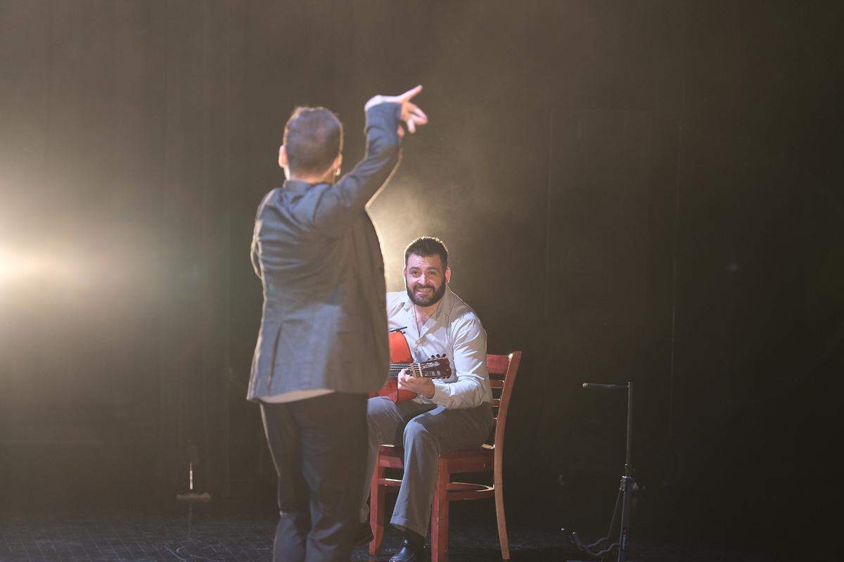 José Almarcha (sentado) y Marco Flores (de espaldas) intercambian miradas.